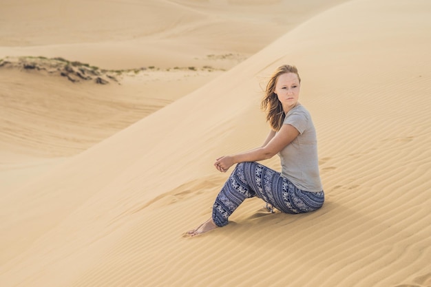 Jeune femme dans le désert, Mui Ne, Vietnam