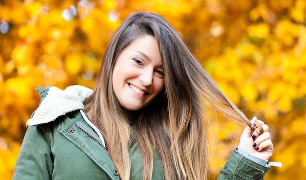 Jeune femme dans un environnement automnal