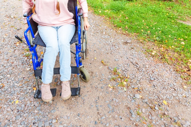 Jeune femme, dans, fauteuil roulant, apprécier, nature