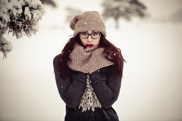 Jeune femme dans la forêt d'hiver