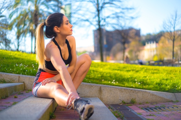 une jeune femme dans un haut noir en plein air