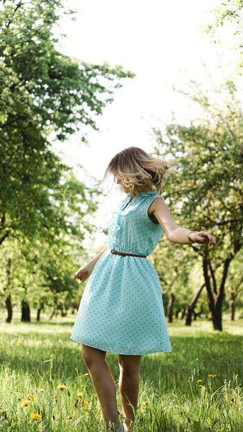 Jeune femme dans un jardin ensoleillé.