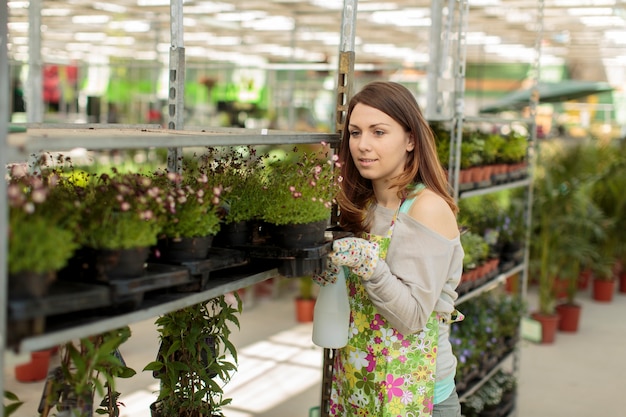 Jeune femme dans jardin fleuri