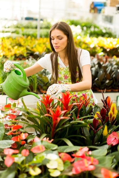 Jeune femme dans jardin fleuri