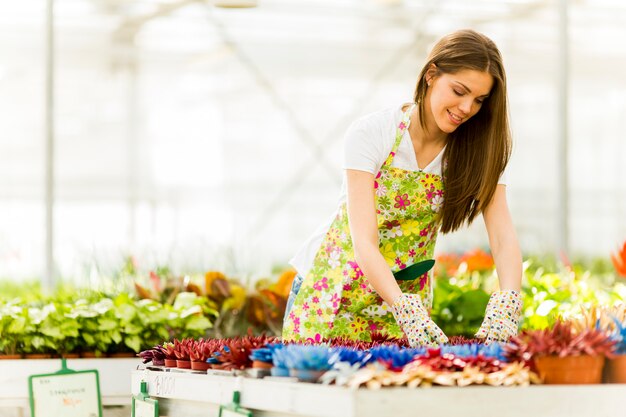 Jeune femme dans jardin fleuri