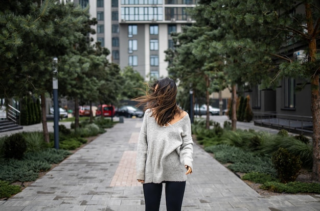 Photo une jeune femme dans un jour de vent soufflant ses cheveux