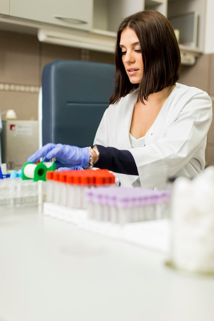 Jeune femme dans le laboratoire médical