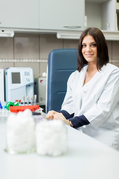 Jeune femme dans le laboratoire médical