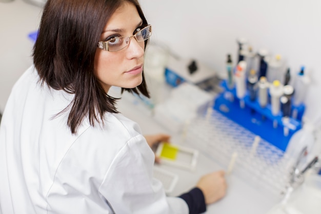 Jeune femme dans le laboratoire médical