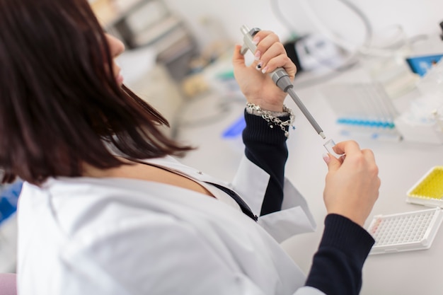 Jeune femme dans le laboratoire médical