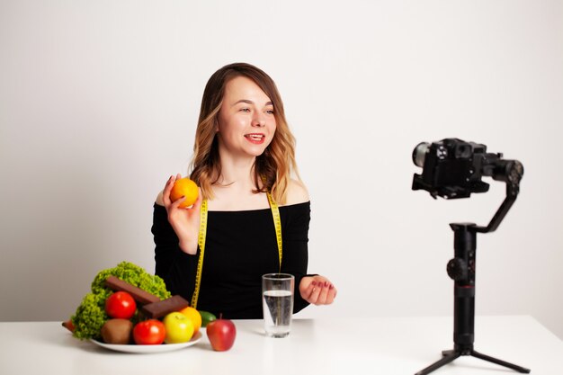 Une jeune femme dans lightroom écrit un blog sur la perte de poids et une alimentation saine