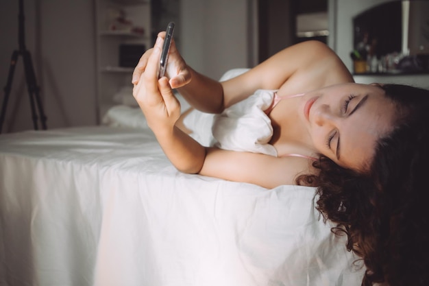 jeune femme dans le lit lumière du matin de la fenêtre