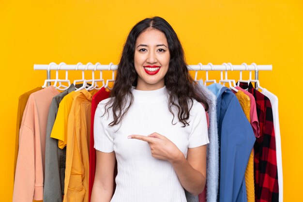 Jeune femme dans un magasin de vêtements