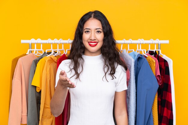 Jeune femme dans un magasin de vêtements