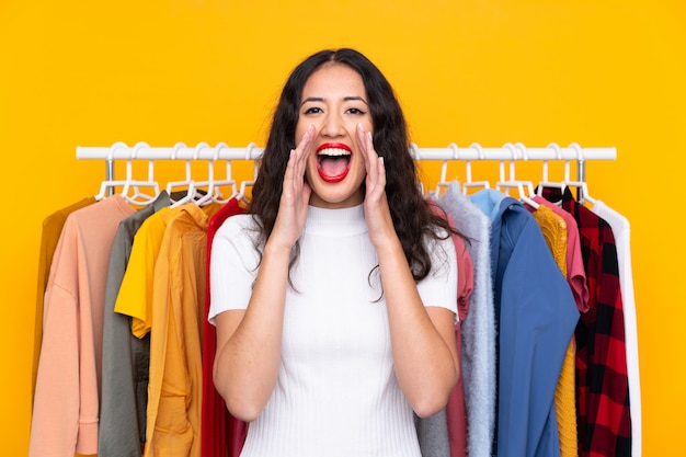 Jeune femme dans un magasin de vêtements