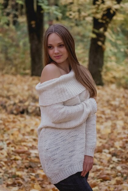 Jeune femme dans un magnifique parc d'automne, concept automne.