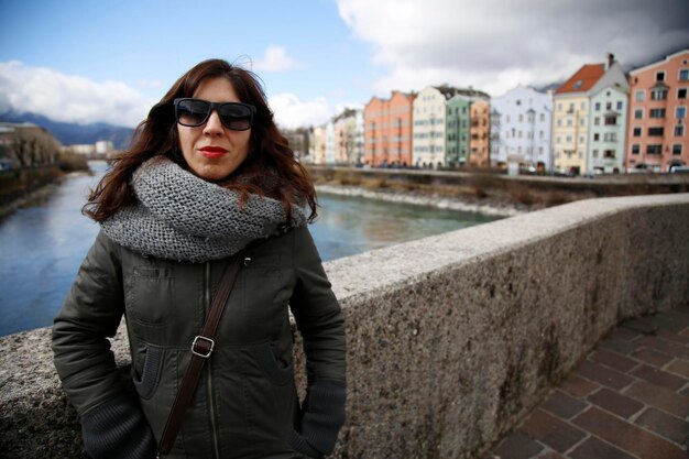 Une jeune femme dans la maison colorée près de la rivière dans la ville d'Innsbruck Autriche