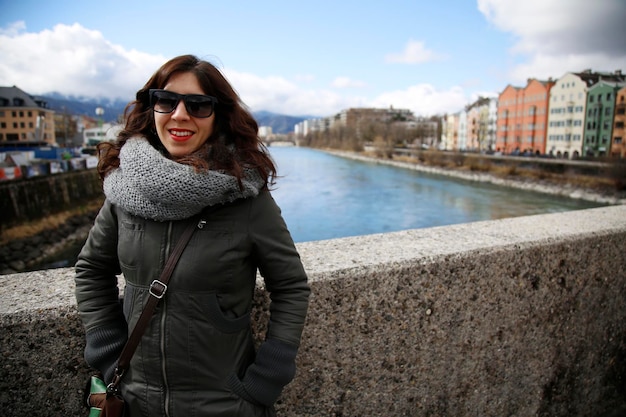 Une jeune femme dans la maison colorée près de la rivière dans la ville d'Innsbruck Autriche