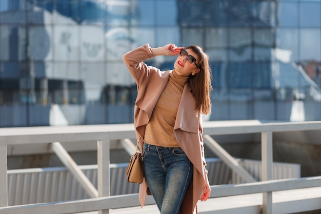 Jeune femme, dans, manteau beige, et, jean denim