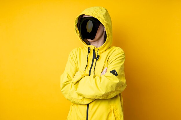 Jeune Femme Dans Un Masque De Lunettes Cyberpunk Dans Une Veste Jaune Avec Les Bras Croisés Sur Fond Jaune