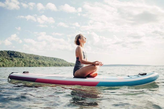 Une jeune femme dans la mer contre le ciel