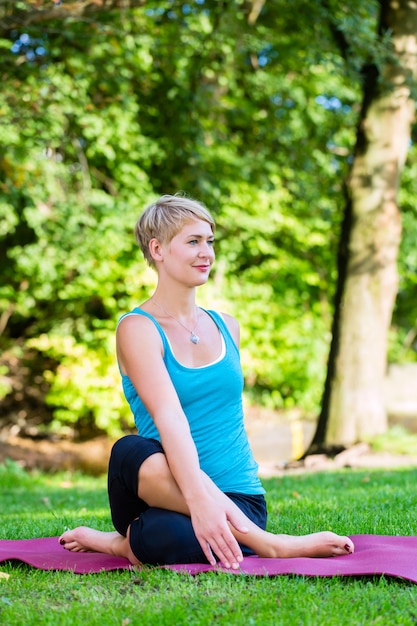 Jeune femme dans la nature, faire du yoga