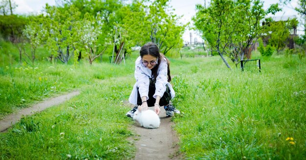 une jeune femme dans la nature une jolie femme dans le parc une femme avec un lapin