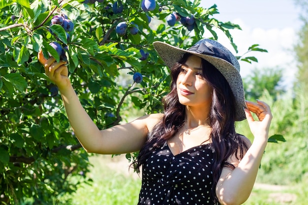 jeune femme dans la nature jolie jolie fille dans le parc portrait d'une femme