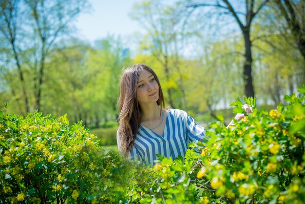 Jeune Femme Dans Le Parc Au Début Du Printemps