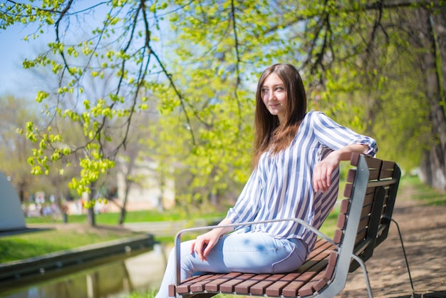 Jeune femme dans le parc au début du printemps