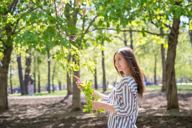 Jeune femme dans le parc au début du printemps