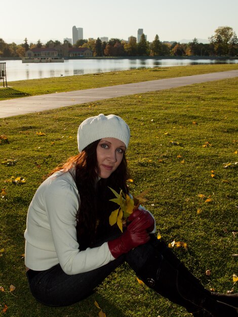 Jeune femme dans le parc en automne.