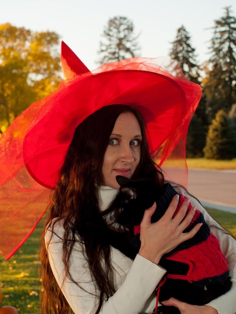 Jeune femme dans le parc en automne.