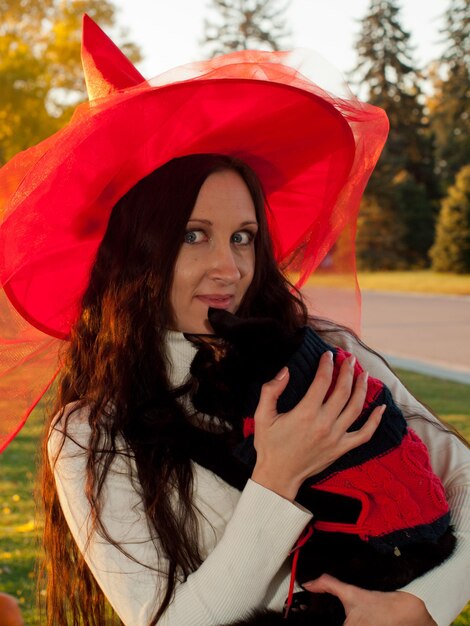 Jeune femme dans le parc en automne.