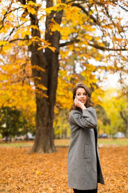 Jeune femme dans le parc en automne