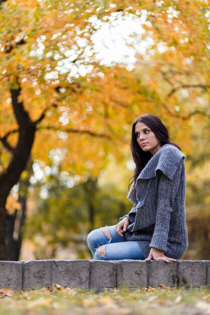 Jeune femme dans le parc en automne