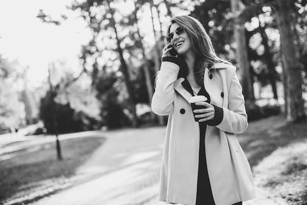 Jeune femme dans le parc en automne