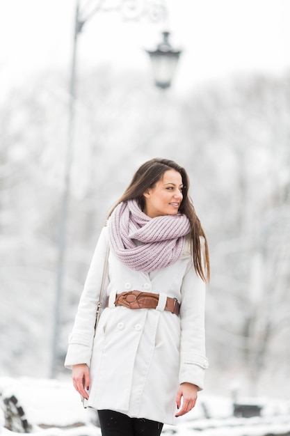 Jeune femme dans le parc en hiver