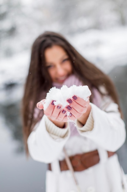 Jeune femme dans le parc en hiver