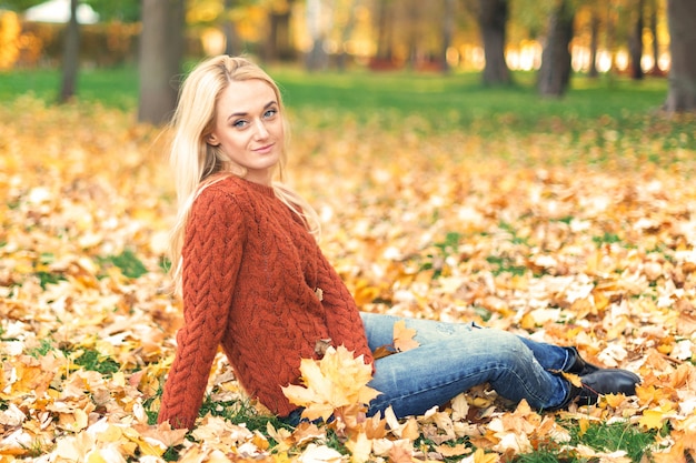 Jeune femme dans le parc le jour de l'automne