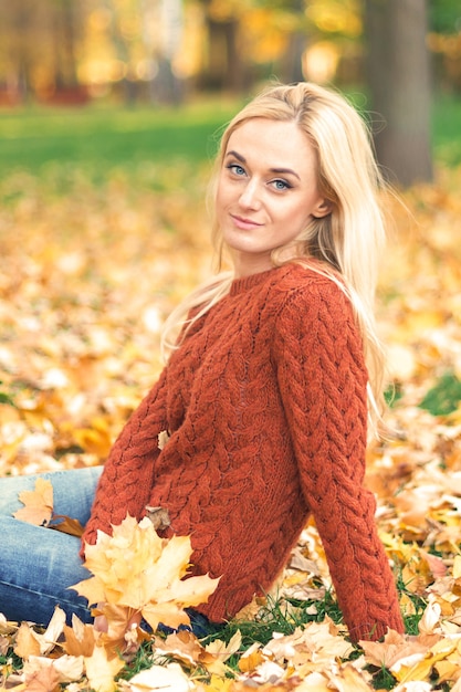 Jeune femme dans le parc le jour de l'automne