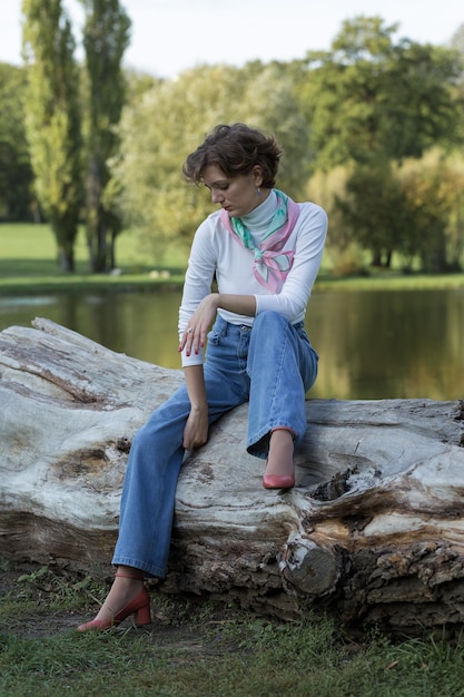 Jeune femme dans le parc Portrait de jolie fille à la française