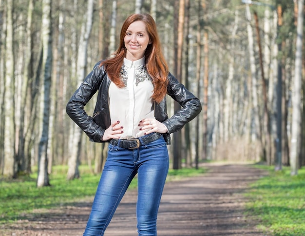 Jeune femme dans le parc