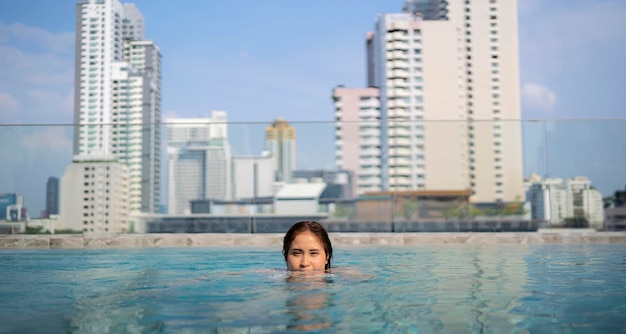 Jeune femme dans la piscine La piscine sur le toit