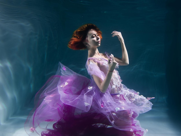 Une jeune femme dans la piscine.