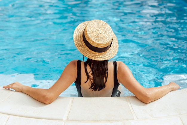 Jeune femme, dans, piscine