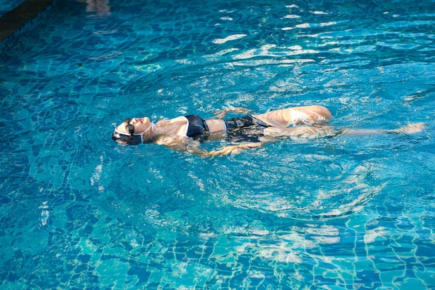 Jeune femme dans la piscine