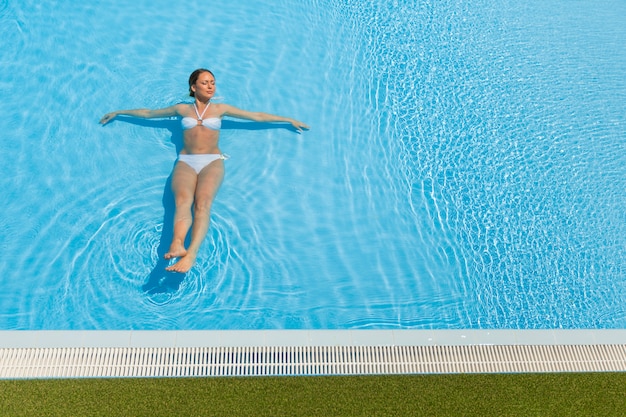 Jeune femme dans la piscine