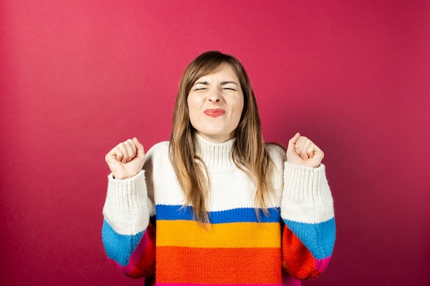 Jeune femme dans un pull tricoté isolé