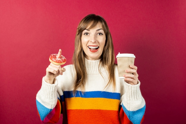 Jeune femme dans un pull tricoté isolé